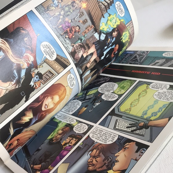 Countdown to Final Crisis Volume 2 Graphic Novel - Picture 5 of 5